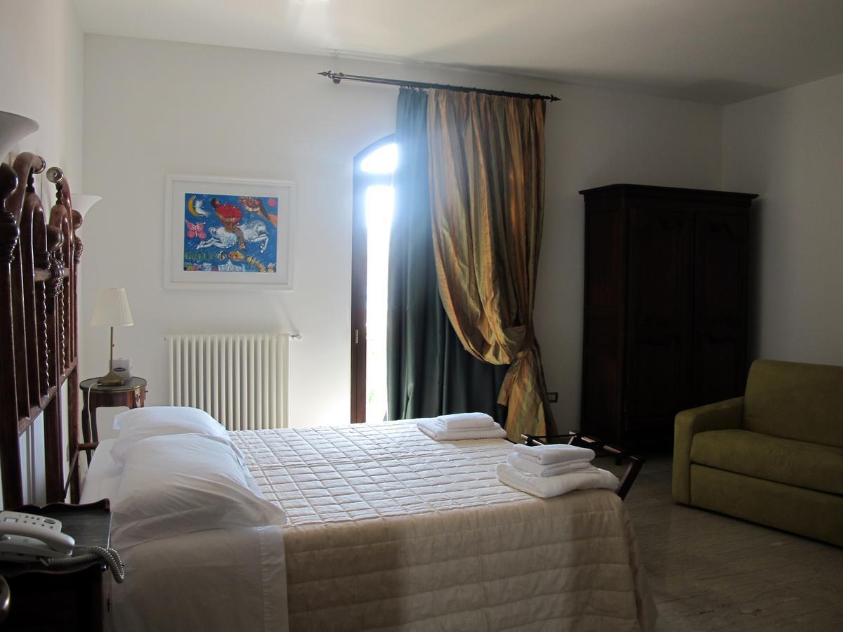 Hotel Villa Leuzzi Salice Salentino Exterior photo