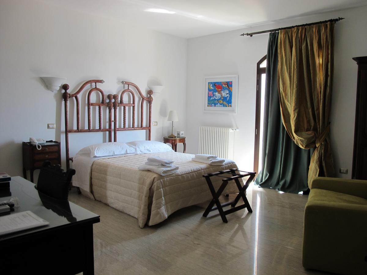 Hotel Villa Leuzzi Salice Salentino Exterior photo